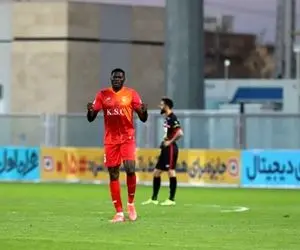 عکس؛ گلزن فولاد گلش را تقدیم چهره جنجالی کرد!