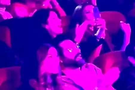 آواز معروفا؛ کامران تفتی و متین ستوده تو کنسرت با آهنگ بندری چه حرکتایی میزنن