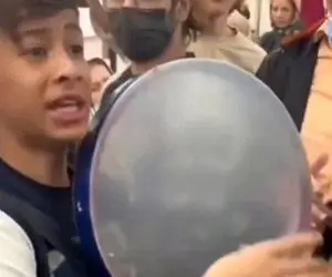 آواز احساسی؛ کودک کار تو مترو آهنگ شاد دونه دونه رو چه با غم تو چشم خوند احاطه شده