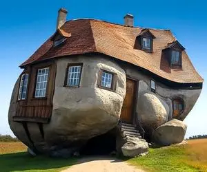 معماری خلاقانه؛ وسط بیابون سنگ هرکول و با سنگ فرز تراشید خونه ساخت از گرما خفه نشه