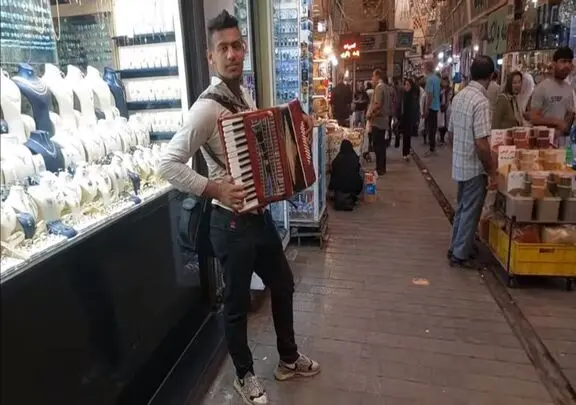 مطربی خیابانی؛ ببینید این پسر با ساز آکاردئونی گوشه بازار چه دلنواز می نوازه