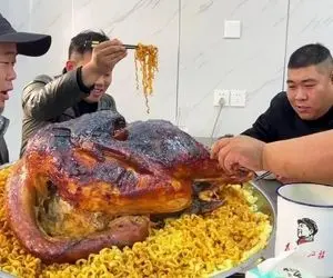غذای چینی خیکی ؛ وقتی پسر 250 کیلویی بوقلمون میگیره قد خودش با یه عالمه نودل میخورتش
