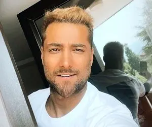 آواز شاد؛ موزیک هلی هلی امیر مقاره که تو خونه دوبلکسش میخونه یه رخ از خونه میده لوکسا