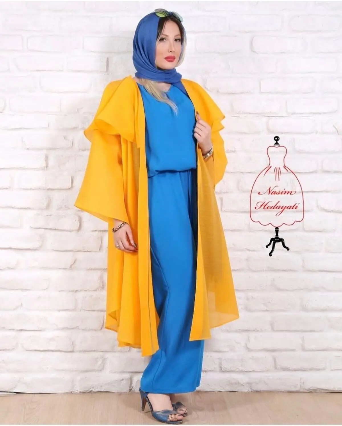 مانتوی زرد با شلوار آبی