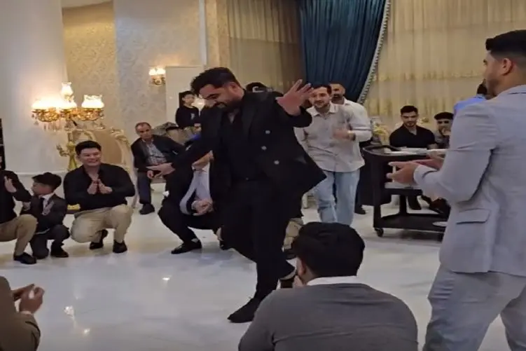 آواز شاد؛ پسره رفته عروسیه افغانی ها رقص ایرانی میره دورش حلقه زدن دهنشون باز مونده