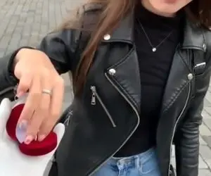 خواستگاری از دختر جوان و زیبا در خیابان / ویدیو