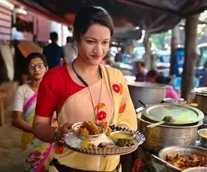 غذای خیابانی؛ این خانم با لباس مجلسی کنار جاده غذا میپزه که تو کل هند همه خاطر خواشن