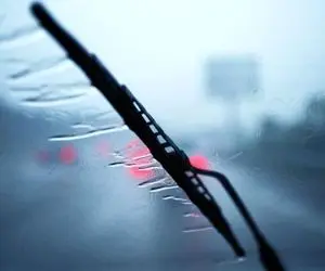 (ویدیو) شاهکار ایرانخودرو؛ باز شدن درب با استفاده از تیغه برف‌پاک‌کن!