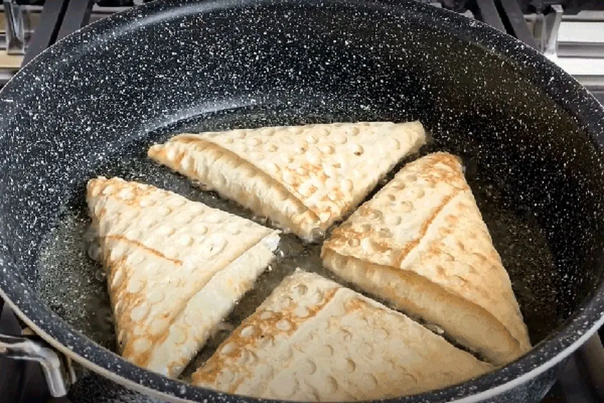 frying-samosa-in-oil