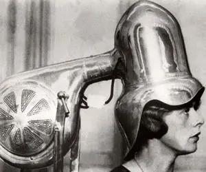 سوار ماشین زمان بشوید؛ آرایشگری شغل سی هزار ساله ای که شبیه جراحی بود