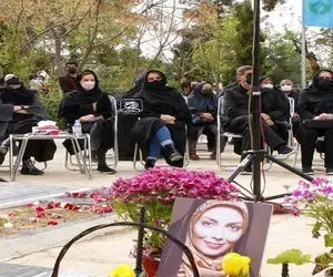 حضور الهام پاوه نژاد در مراسم یادبود آزاده نامداری