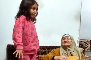 آواز شاد؛ ننه بزرگ برای نوه اش گیتار میزنه و دم خروسیو میخونه فقط رقص دختر که هوش برد