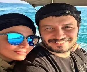 آواز قریسم؛ جواد عزتی تو ماشین خارجی سوپرلوکس پیش خانوم خوشگلش آهنگ پلی کرده میلرزونه