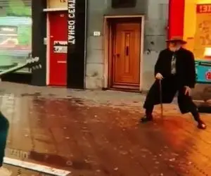 آواز خیابانی؛ ببینید پیرمرد ریش سفید پرانرژی با رقص عجیبش نوازنده رو چه به وجد آورده 