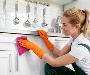 ترفندای خونگی واسه تمیز کردن کابینت؛ اینجوری سه سوته از شر لکه های چربی خلاص شو 