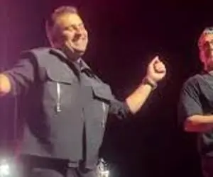 آواز شاد؛ علیرضا طلیسچی تو اجراش دید طرفدارا شیرین میخونن خودش رقاص شد