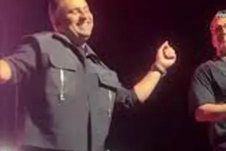 آواز شاد؛ علیرضا طلیسچی تو اجراش دید طرفدارا شیرین میخونن خودش رقاص شد