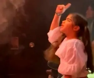 آواز متألم؛ دختر شکرپنیر گیس خرگوشی تو کنسرت رضا بهرام از اعماق خوندنش و هوش پراند