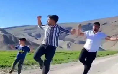 آواز شاد؛ پایکوبی و نغمه چندتا جووون بازیگوش وسط جاده با آهنگ مست چشاتم گل انارم