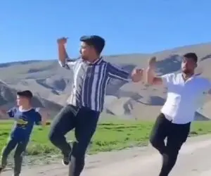 آواز شاد؛ پایکوبی و نغمه چندتا جووون بازیگوش وسط جاده با آهنگ مست چشاتم گل انارم