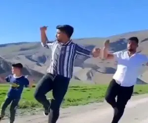 آواز شاد؛ پایکوبی و نغمه چندتا جووون بازیگوش وسط جاده با آهنگ مست چشاتم گل انارم