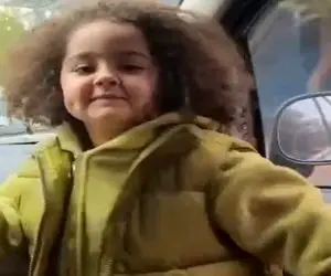 آواز شاد؛ دختربچه نیم وجبی با موهای فرفریش تو ماشین چه دلبری میکنه با آهنگ خوندش