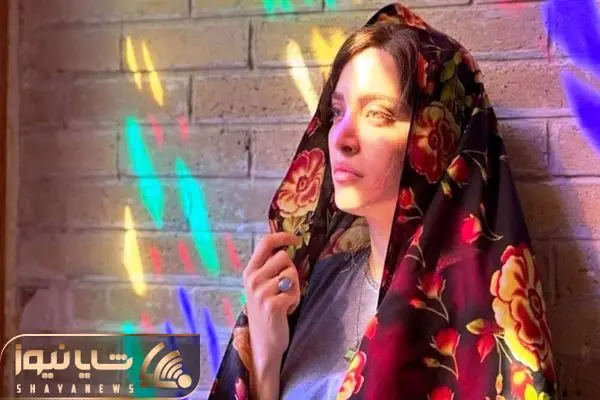 لباس مدگرایانه بهنوش طباطبایی در ختم اکبر عبدی؛ روسری تور با گوشواره ظریف و سایه مشکی