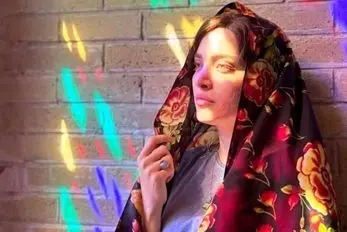 لباس مدگرایانه بهنوش طباطبایی در ختم اکبر عبدی؛ روسری تور با گوشواره ظریف و سایه مشکی