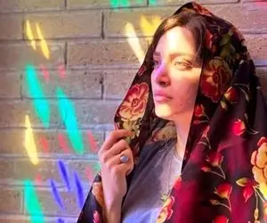 لباس مدگرایانه بهنوش طباطبایی در ختم اکبر عبدی؛ روسری تور با گوشواره ظریف و سایه مشکی