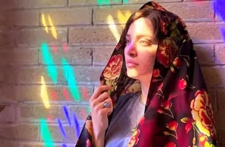 لباس مدگرایانه بهنوش طباطبایی در ختم اکبر عبدی؛ روسری تور با گوشواره ظریف و سایه مشکی