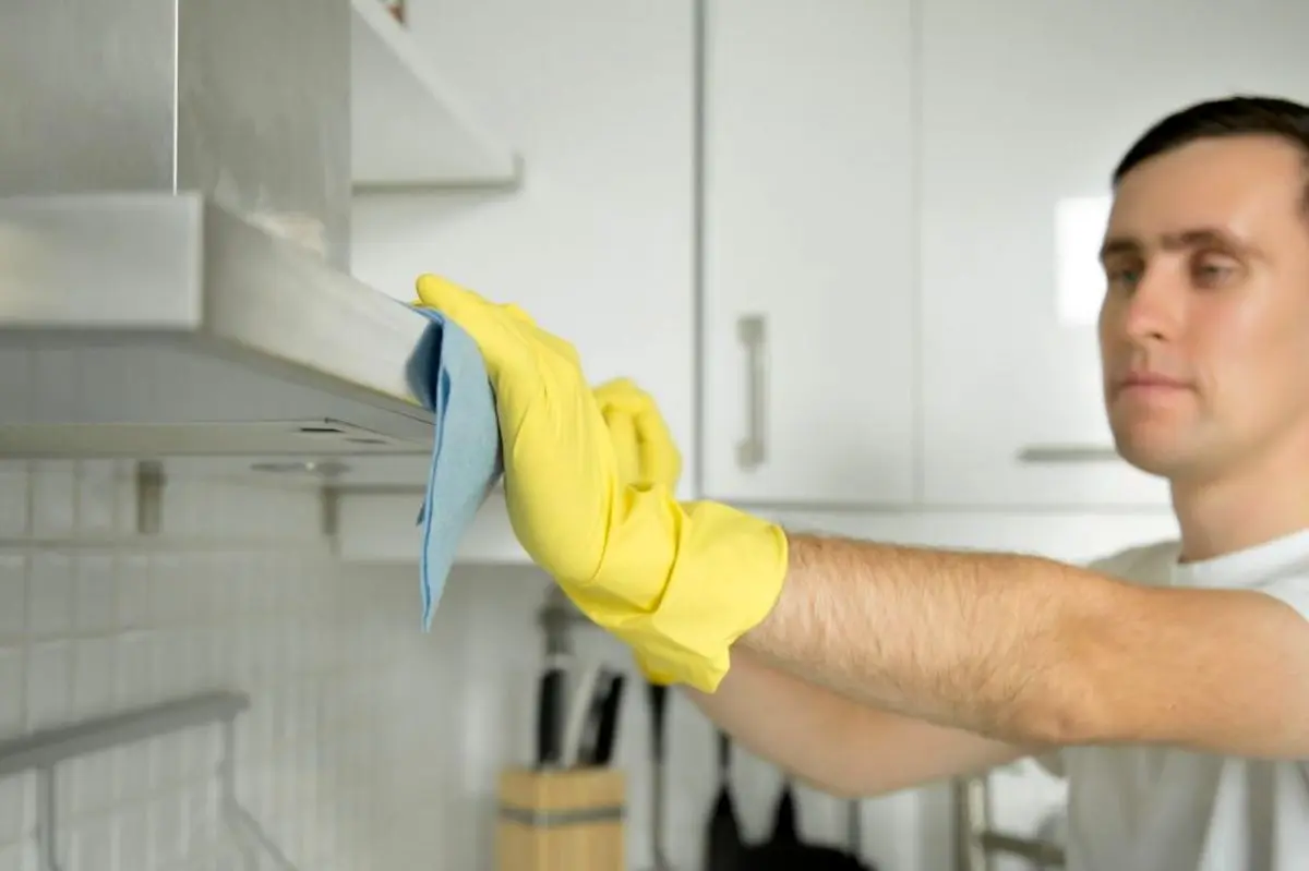 Cleaning-the-kitchen-hood-1024x682