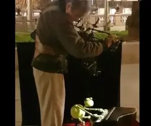 آواز خیابانی؛ ببینید پیرمرد با دستگاه عجیبش و قورباغه پیانو زن چه آهنگ خفنی میزنن!