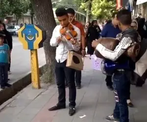 آواز خیابانی؛ دوره گرد انقدر زیبا و دلنشین می نوازه که مردم محو اجراش شدن!