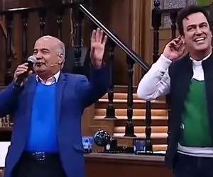 سکانس خندان؛ پیرمرد خوش انرژی با مامانش اومده پیش آهنگی خانومش میگه آهنگ خودشو بخونه