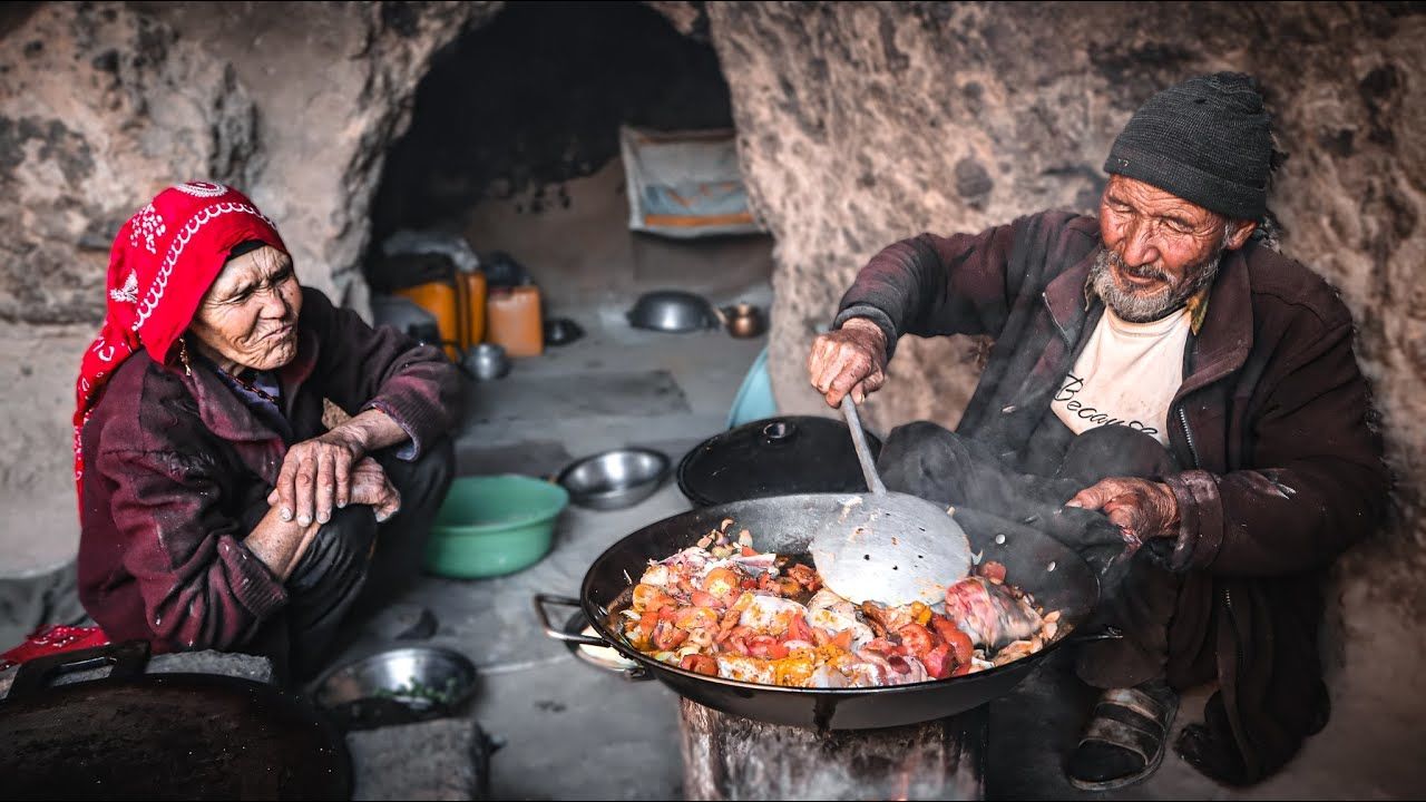 غذای خوش پخت دهاتی؛ خانوده که تو غار پلو مرغ مخصوص طبخ می کنن به سبک افغانی