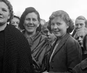 سوار ماشین زمان بشوید؛ ایران قحطی زده با آبنبات به استقبال لهستان رفت