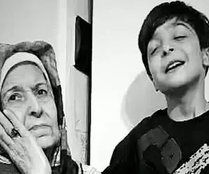 آواز  احساسی؛ نیم وجبی با بغض برای مادربزرگش آهنگ میخوام جونمو بدمو خوند فقط بوسیدنش