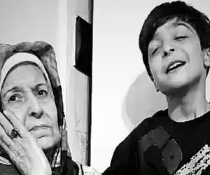 آواز  احساسی؛ نیم وجبی با بغض برای مادربزرگش آهنگ میخوام جونمو بدمو خوند فقط بوسیدنش