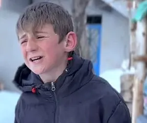 آواز احساسی؛ بچه کار تو ترکیه تو برف چه با زور از ته اعماق آهنگ ترکی خوند حرکت آخرشو