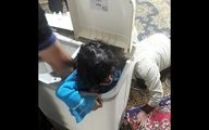 گیر کردن کودک بازیگوش شیرازی در ماشین لباسشویی+ عکس