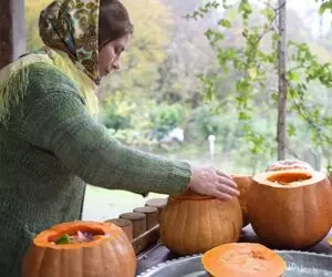غذای خوش پخت دهاتی؛ خانومای باسلیقه واسه طبخ آبگوشت گوشت بره رو ریختن تو کدو تنبل