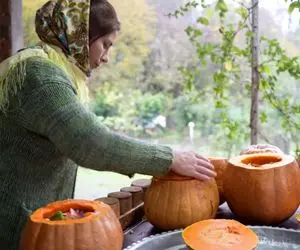 غذای خوش پخت دهاتی؛ خانومای باسلیقه واسه طبخ آبگوشت گوشت بره رو ریختن تو کدو تنبل