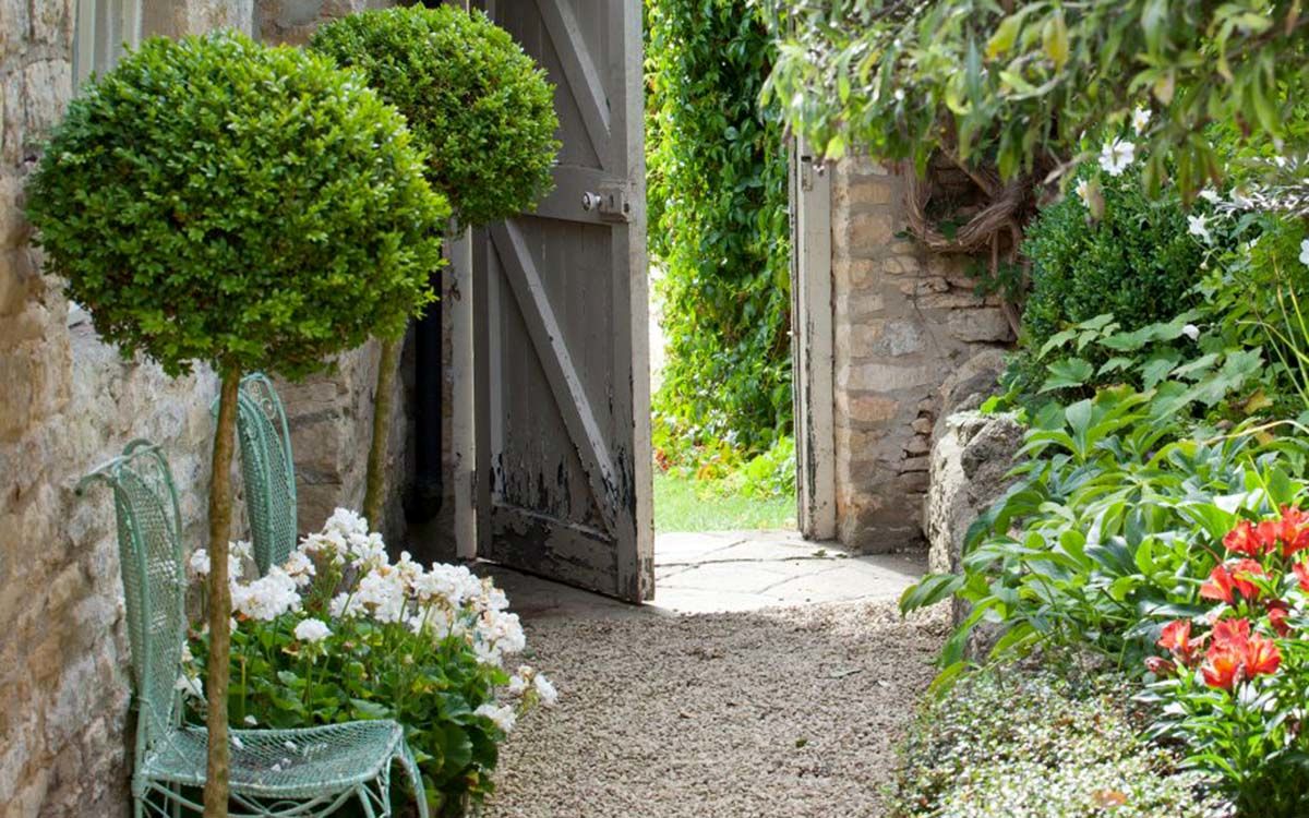 Garden-path-ideas-mature-garden-gravel-path-stone-cottage-Mark-Bolton-920x920