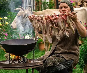 غذای روستایی ؛ قورما شورباسی خوشمزه مجلسی آذربایجان که پختش تو ییلاق روح رو جلا میده