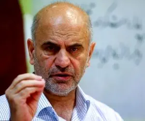 فرشاد مومنی: بازی با نرخ بنزین و ارز را متوقف کنید