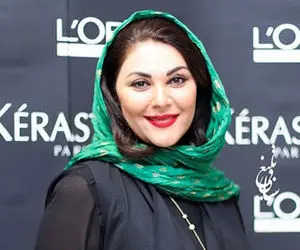 لاله اسکندری با چادر گلگلی برسر مزار سهراب