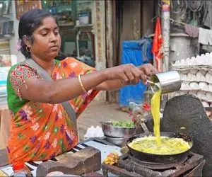 غذای خیابانی؛ این خانم که ملکه املت و نیمرو هست کنار جاده با تخم مرغ شاهکار می پزه