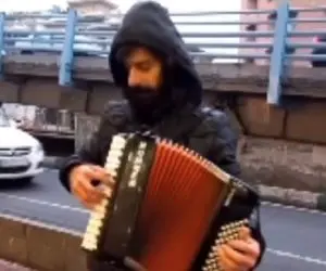 آواز خیابانی؛ آقا ریش بلند چه ملت رو احساساتی کرد با کارش نامه هایی که میده چی هست؟