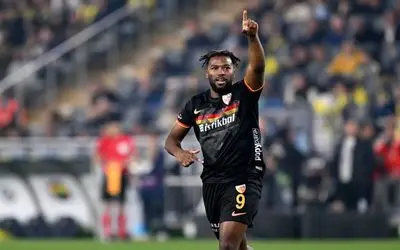 (عکس) داکنز نازون برای حضور در استقلال چمدانش را بست