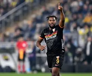 (عکس) داکنز نازون برای حضور در استقلال چمدانش را بست